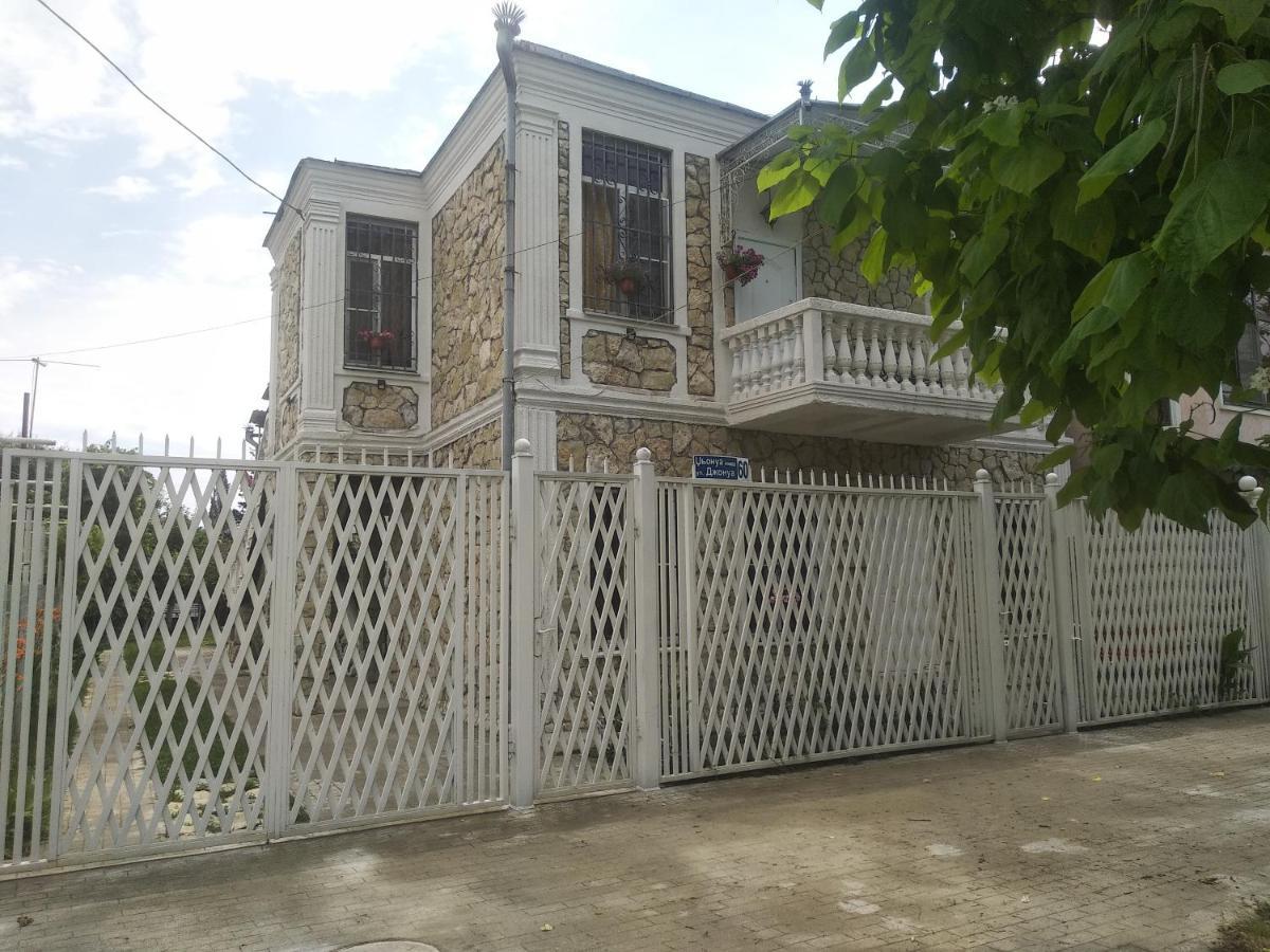 Apartment On Dzhonua Street Sukhumi Exterior photo